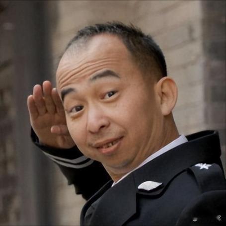 “简直是一朵鲜花插在了牛粪上”，2022年坐拥10亿身家的最丑男星巨兴茂，和大美