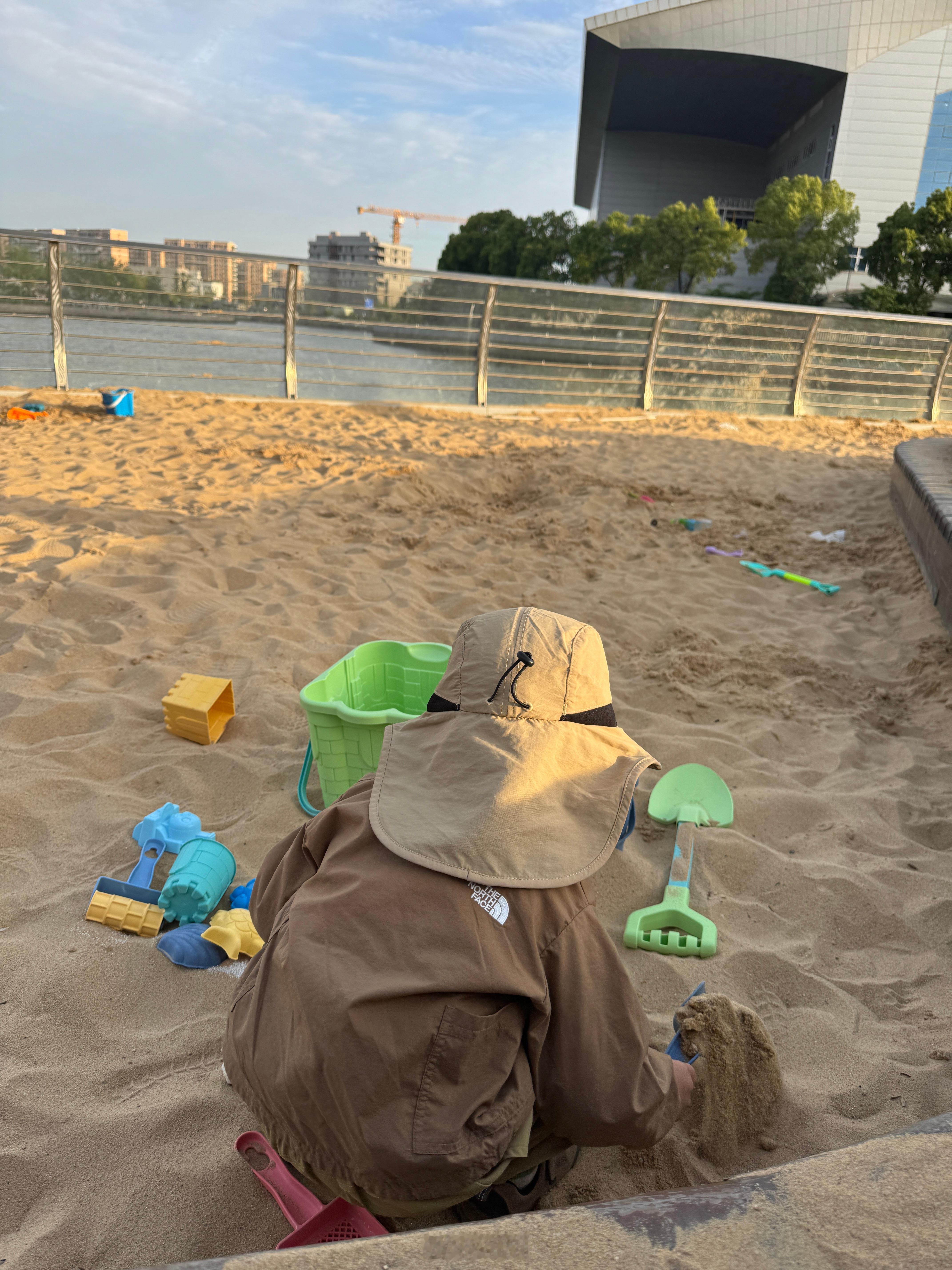 带耳机看视频，听到有人跟我说话，抬头，看到一男的看着我——我： 啊？对方：哦，没