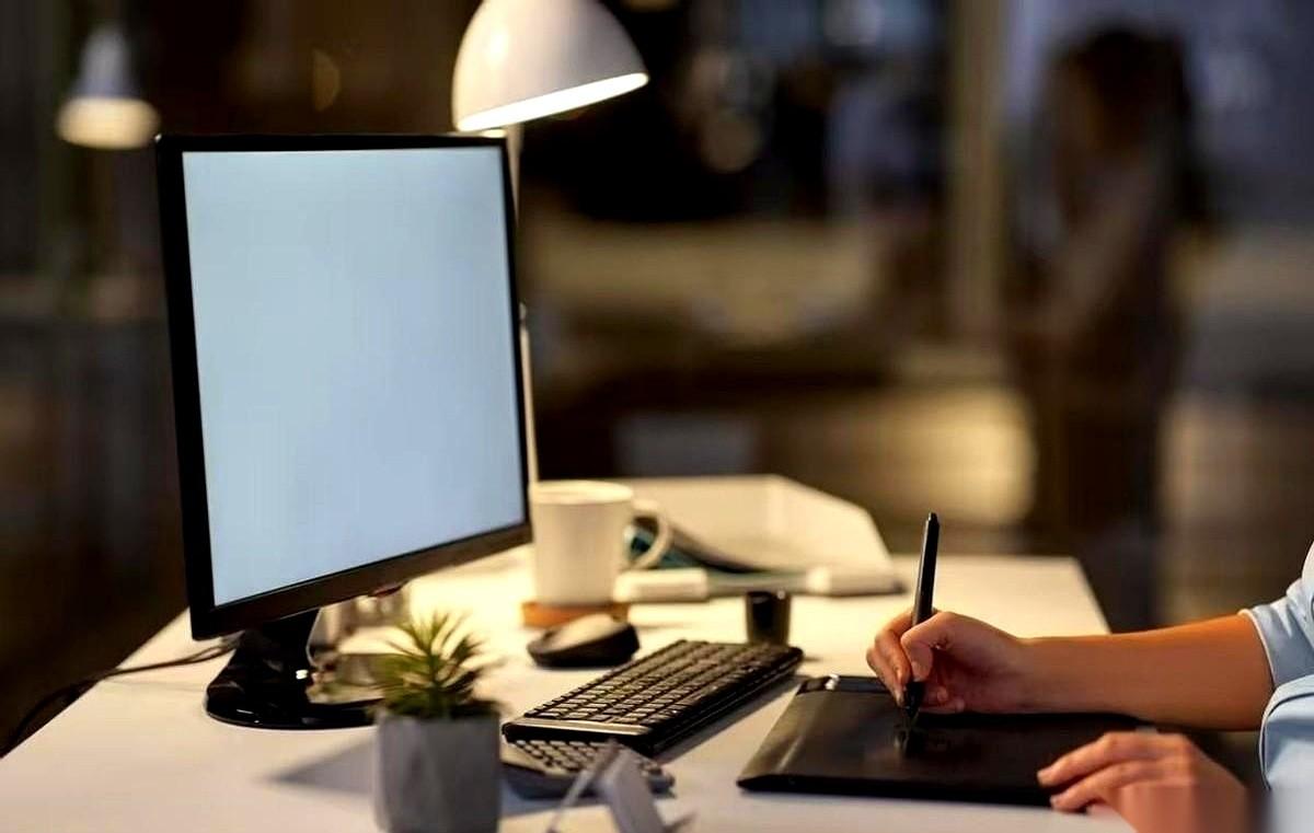 凌晨三点，我脑子里大概同时开了三个PS，五个AI，外加十几个浏览器窗口。
闭上眼