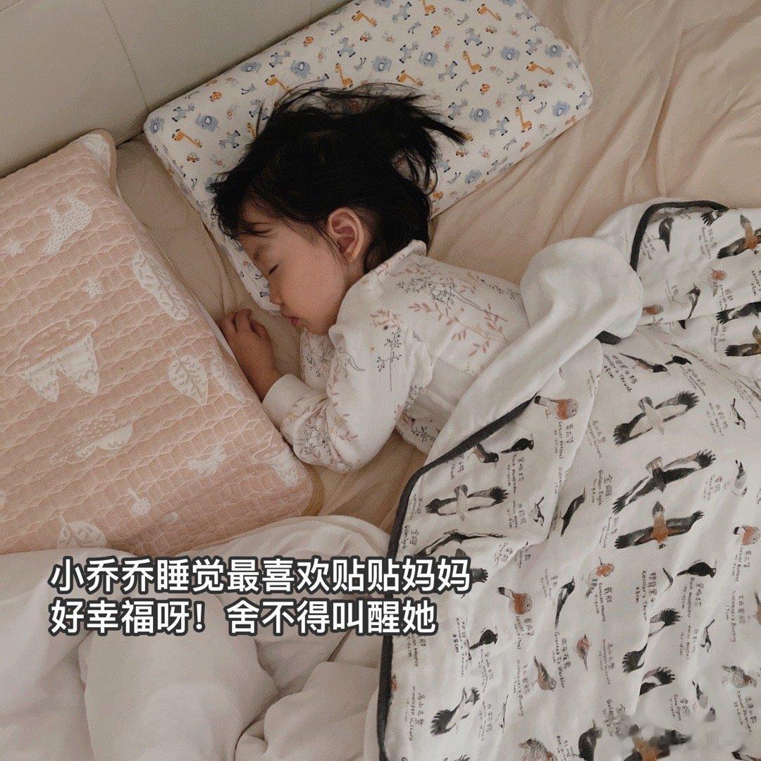 小孩子睡觉的样子太可爱啦，舍不得叫醒她，我先去洗漱，结果没5分钟她就醒了（孩子真