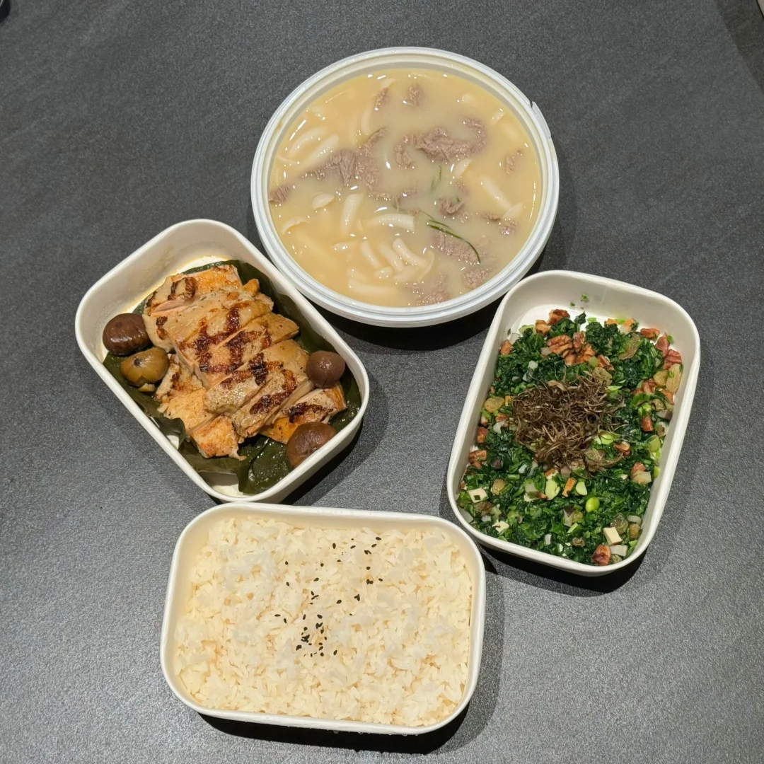 休息日逛完商场后在家里吃外卖好幸福