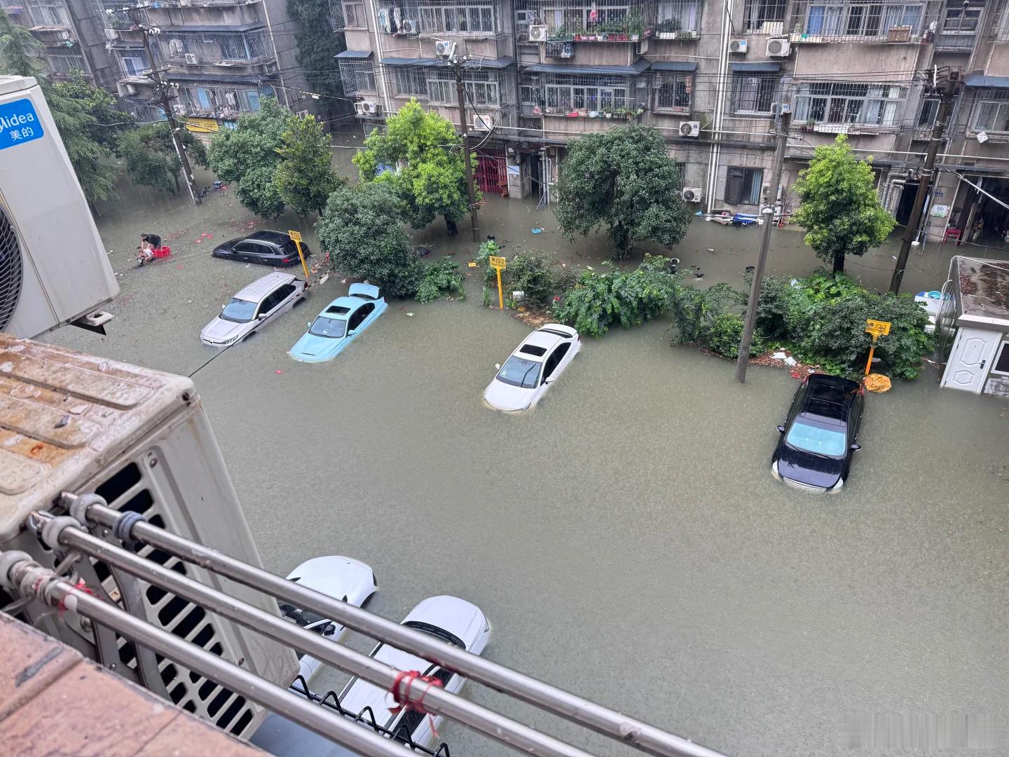 武汉暴雨 武汉暴雨撑伞仅10分钟身上全淋湿 每年夏天，武汉都会固定出一批泡水车…