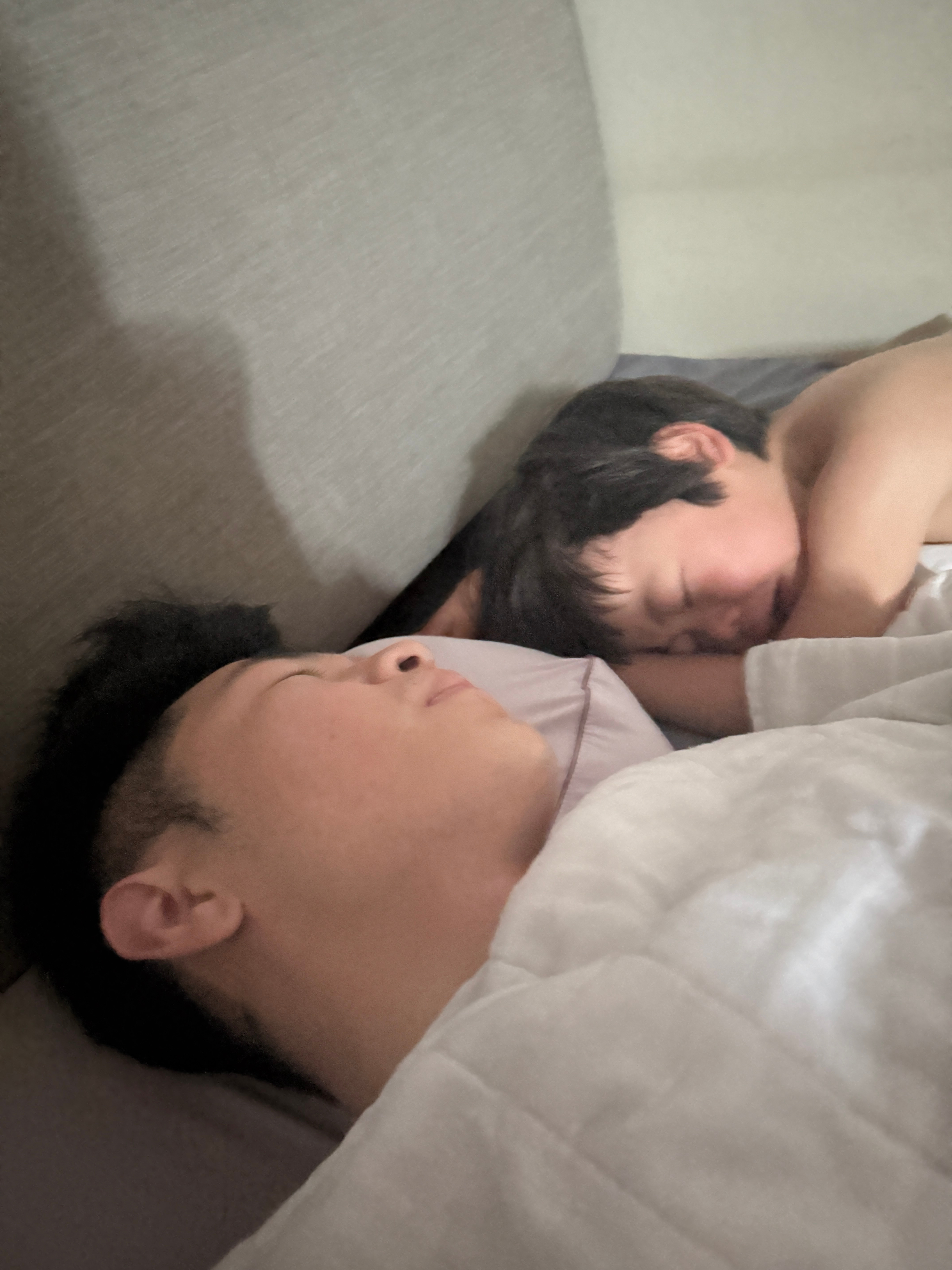 今天总算睡了个长觉早上八点多那会儿球宝哭着要妈妈不要爸爸，旅蛙居然纹丝不动睡的呼