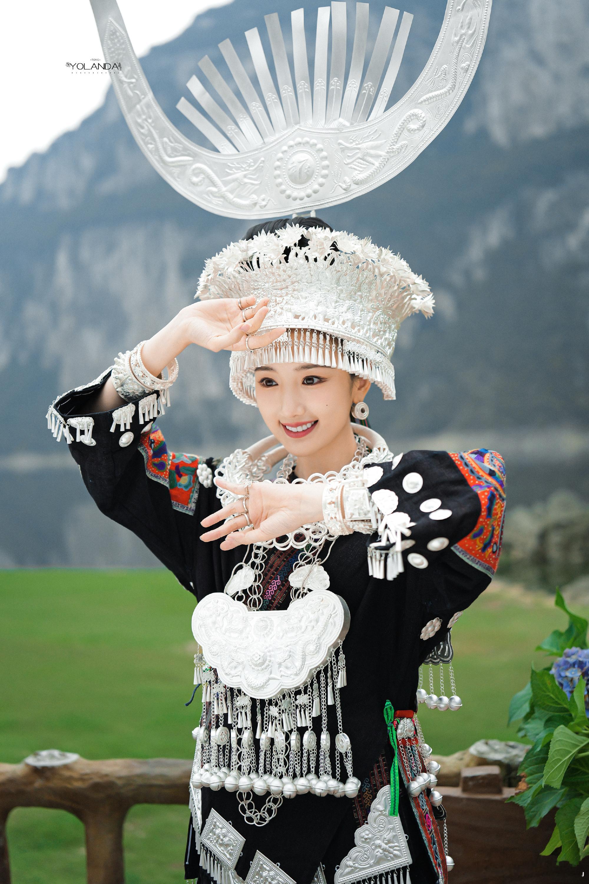 她的美是那种适合大舞台的美，干净、明亮、没有多余的修饰。这种气质，让她在央视的镜