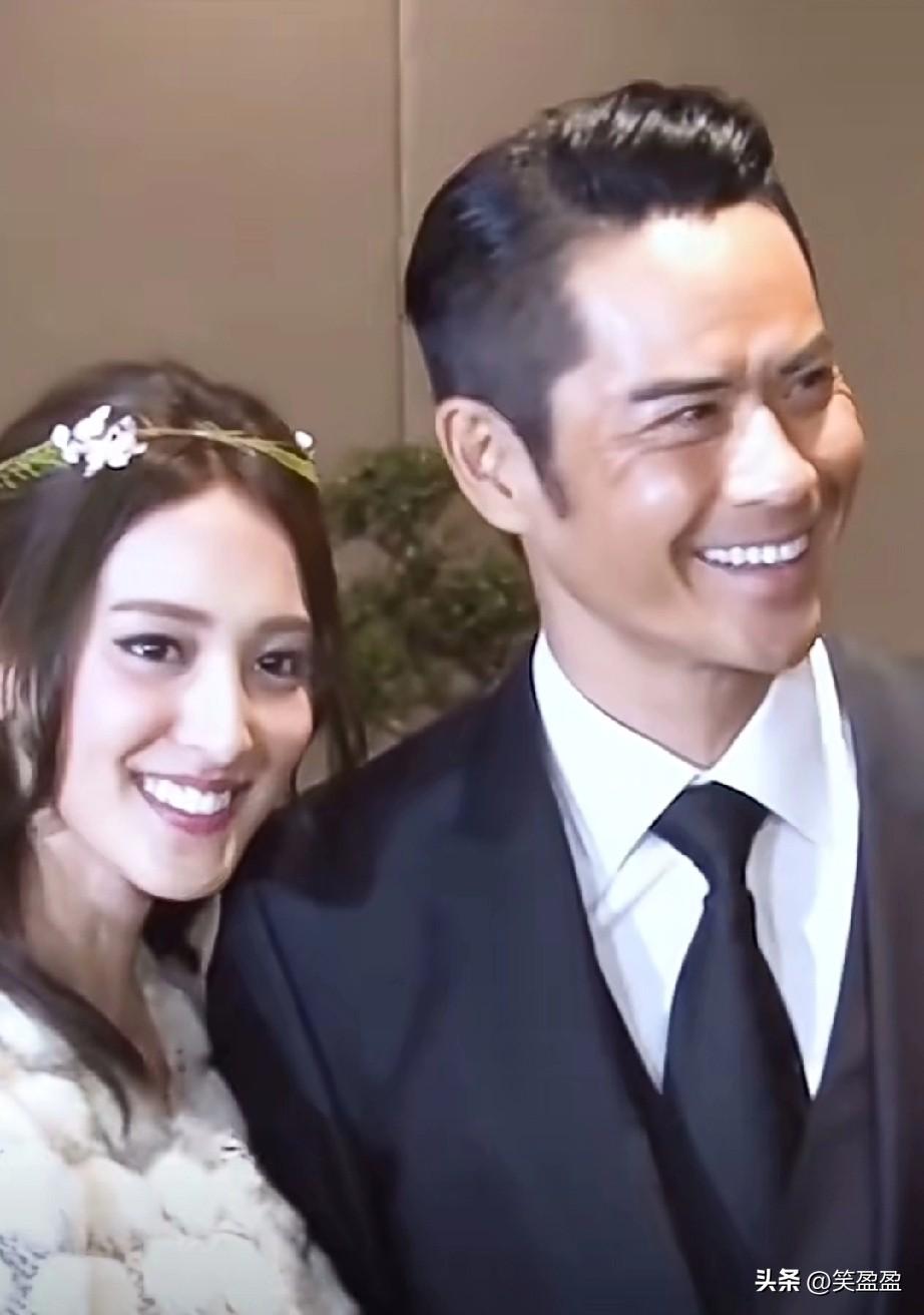 他们21岁差，因《僵》结缘七年，育三男。她开甜品店、出童书，他伴娃，马国喂米线互