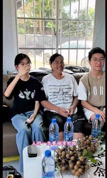 全红婵父母没有出现在赛场全爸全妈忙着盖新房是一方面，从不打算介入和干涉闺女的生活