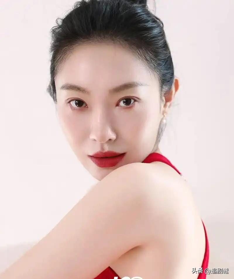 王佳佳，她是北电导演系出身，转行演戏当演员，终于火了。她在《昨夜将至》里演林美月
