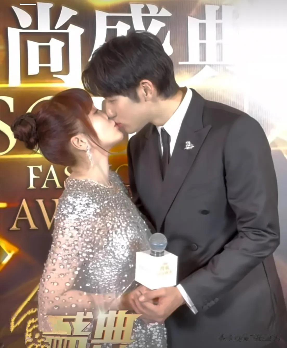金莎自从和小19岁男友的恋爱后，整个人散发着母性的光辉，越发丰腴越发成熟。一直声