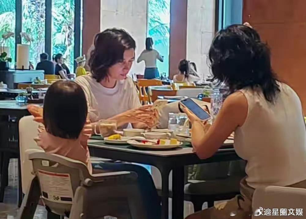 偶遇卢靖姗带女儿吃早餐卢靖姗带女儿吃早餐 偶遇卢靖姗带女儿吃早餐 ​​​