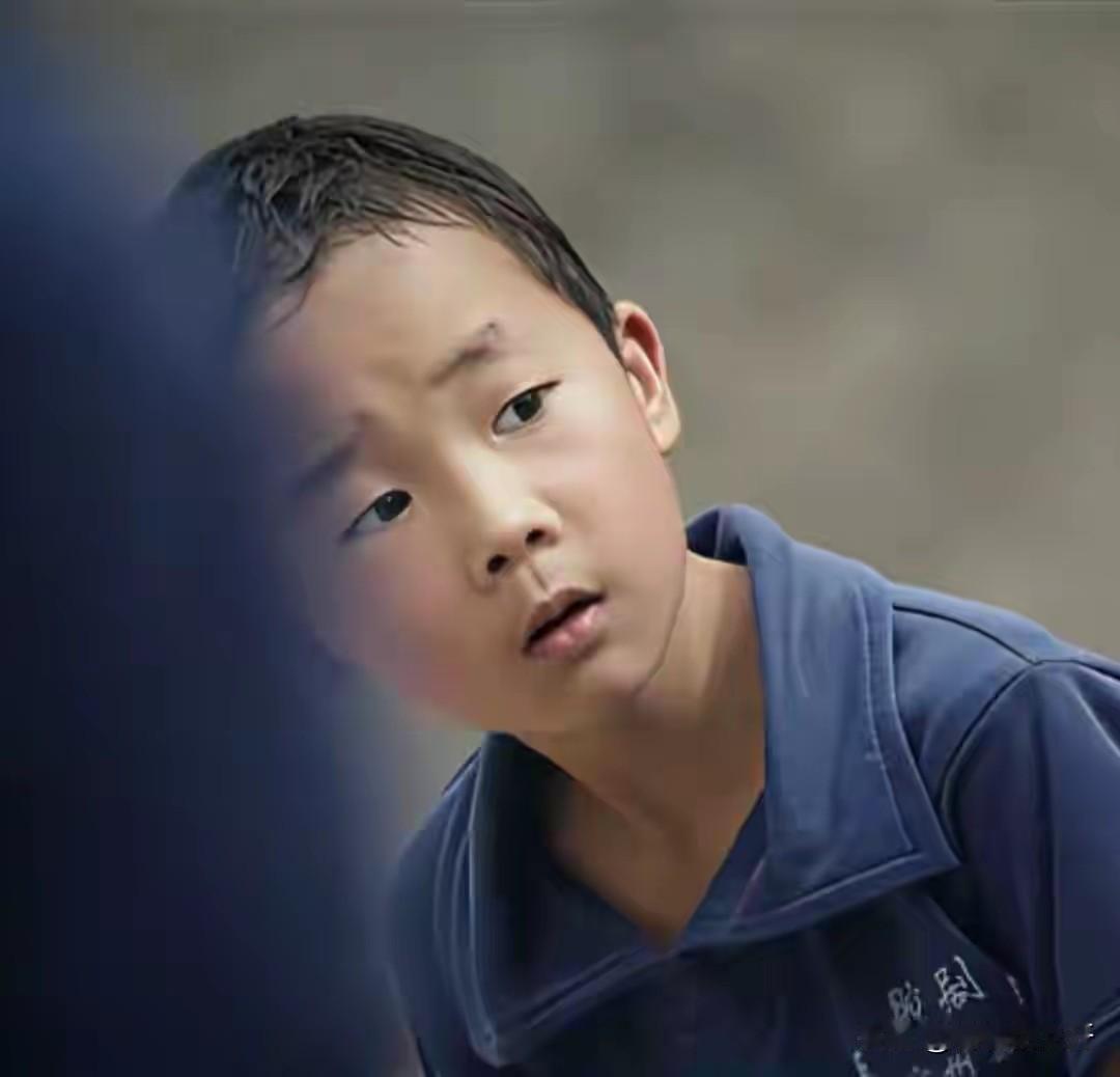 《主角》中演黑娃的小演员叫王子铭，小小年纪，已经演了8年的戏了，难怪演得那么好。