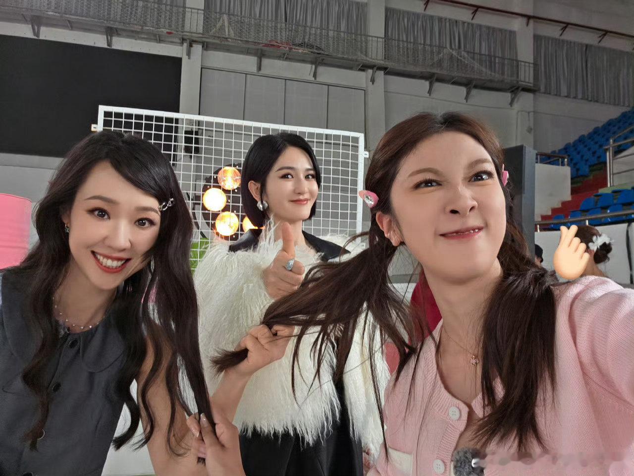 张小婉这世界上不会有人不爱谢娜 张小婉的祝福好甜！“努力成为像娜姐一样的人”——