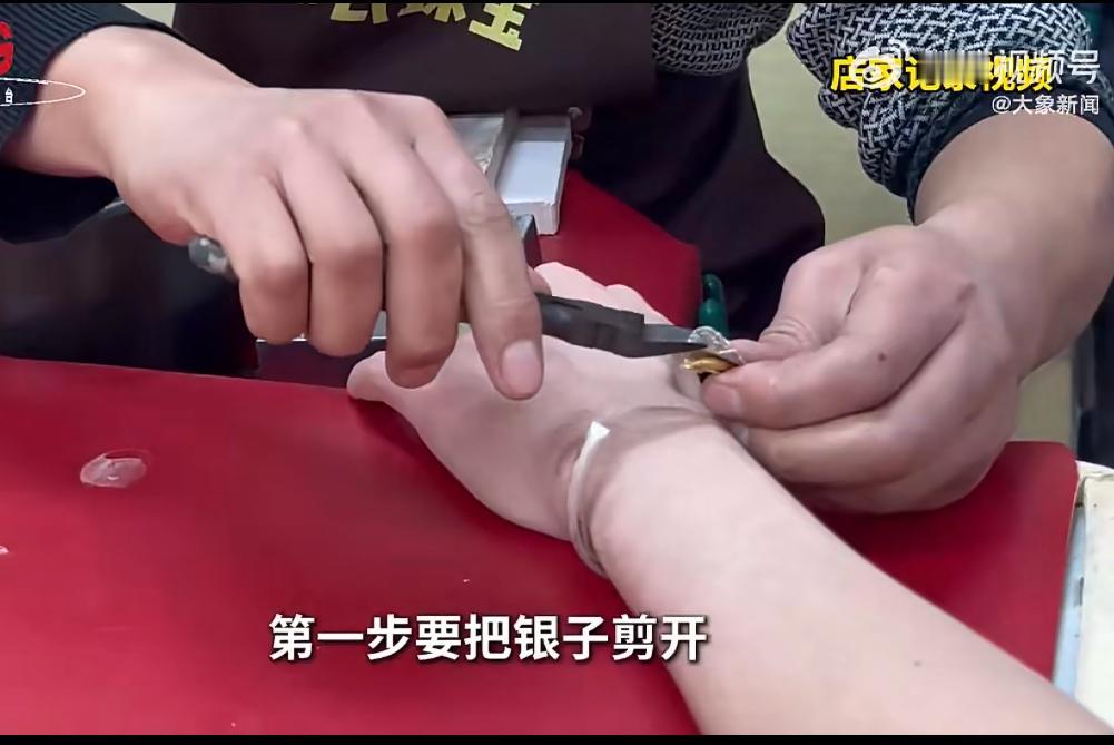 “多好的姑娘就错过了！”郑州小伙卖前女友送的银镯子，本想着赚点小钱，结果店员剪开