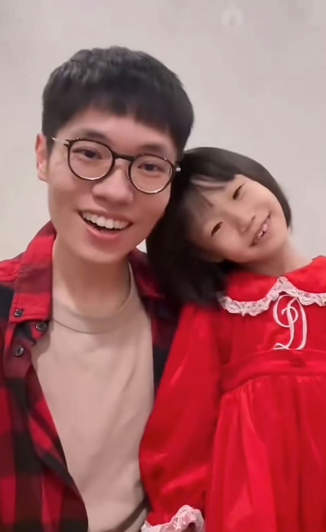 李行亮父女共用一张脸父女俩真的长的太像了简直一个模子刻出来的！ ​​​