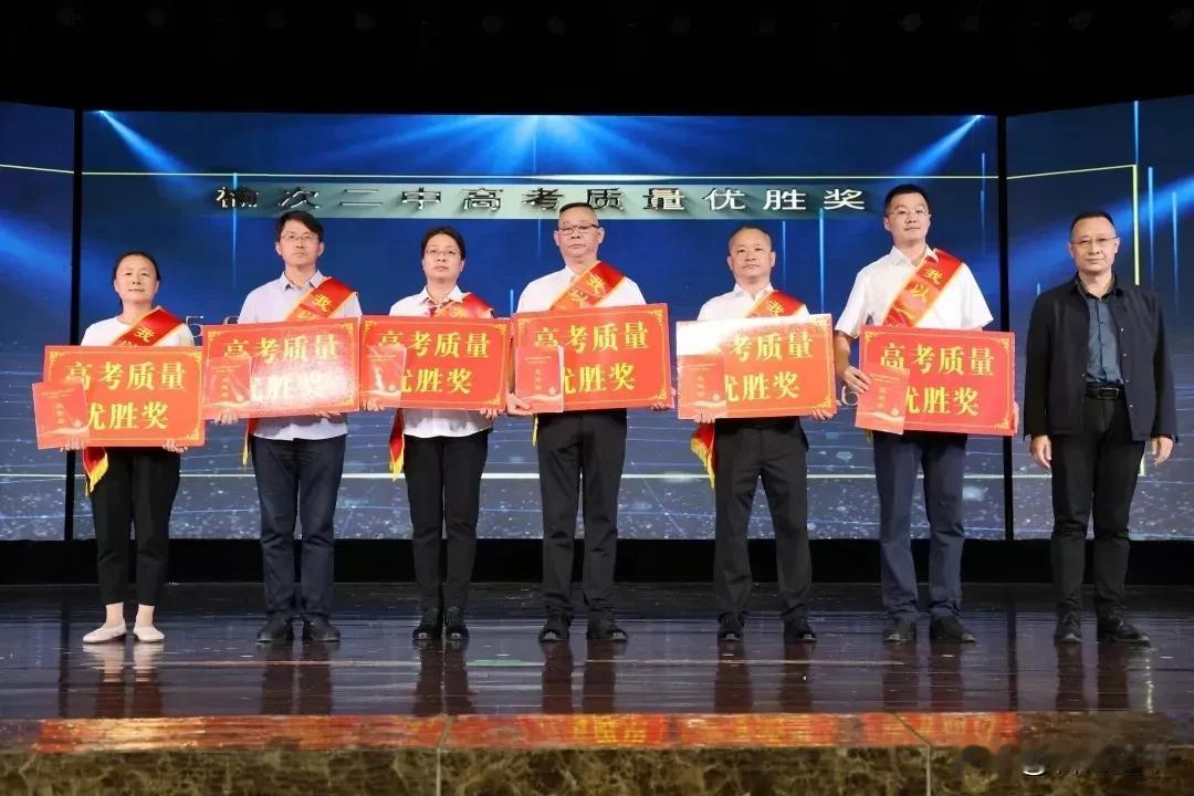 用了我们的办民办学校资质，那就每年奖励高三老师群体吧，也不用我校记账，你们下账即