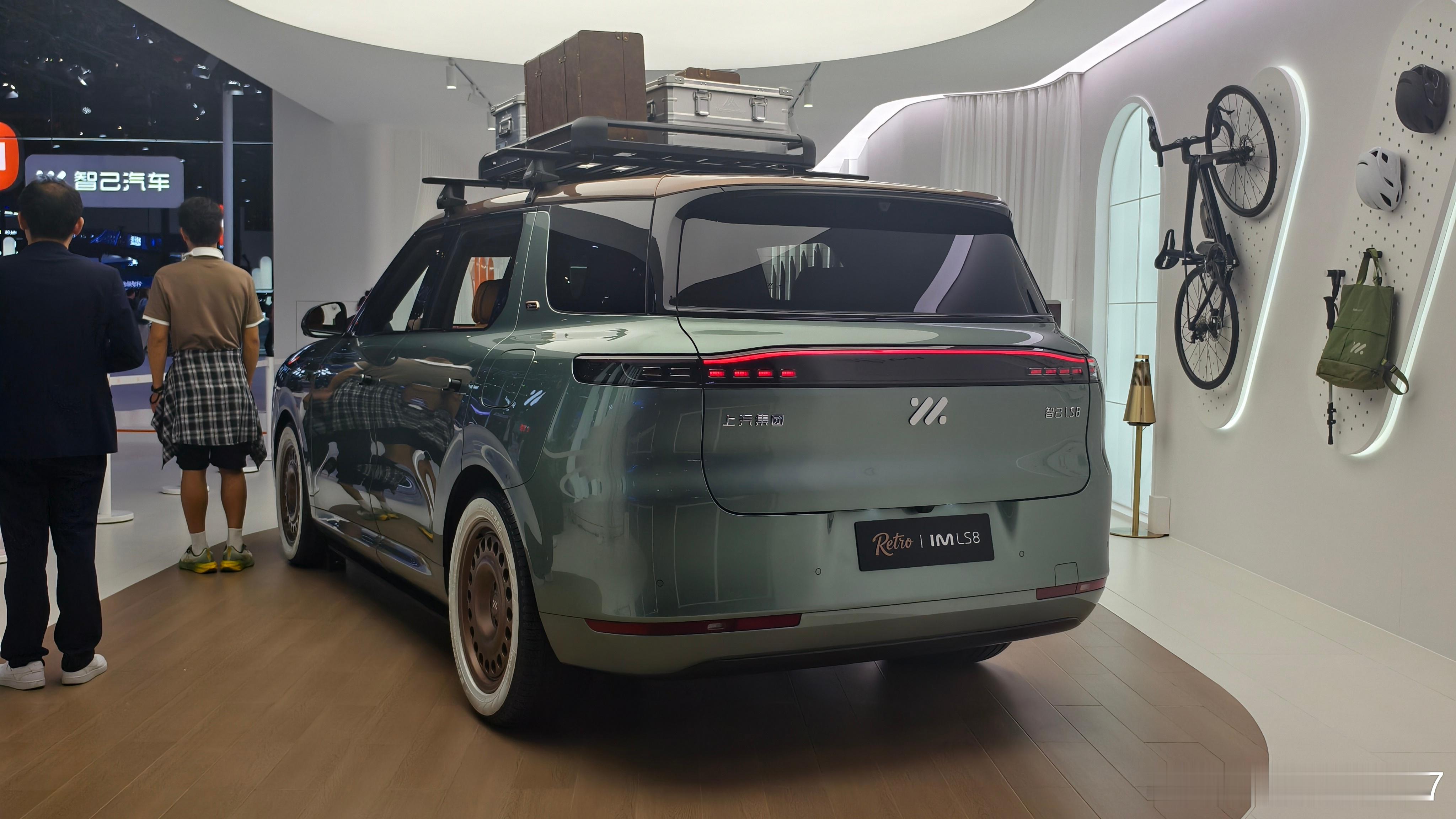 智己这次车展的主咖绝对是LS8，上次广州车展看到的全线控AI概念舱又见到了，不过