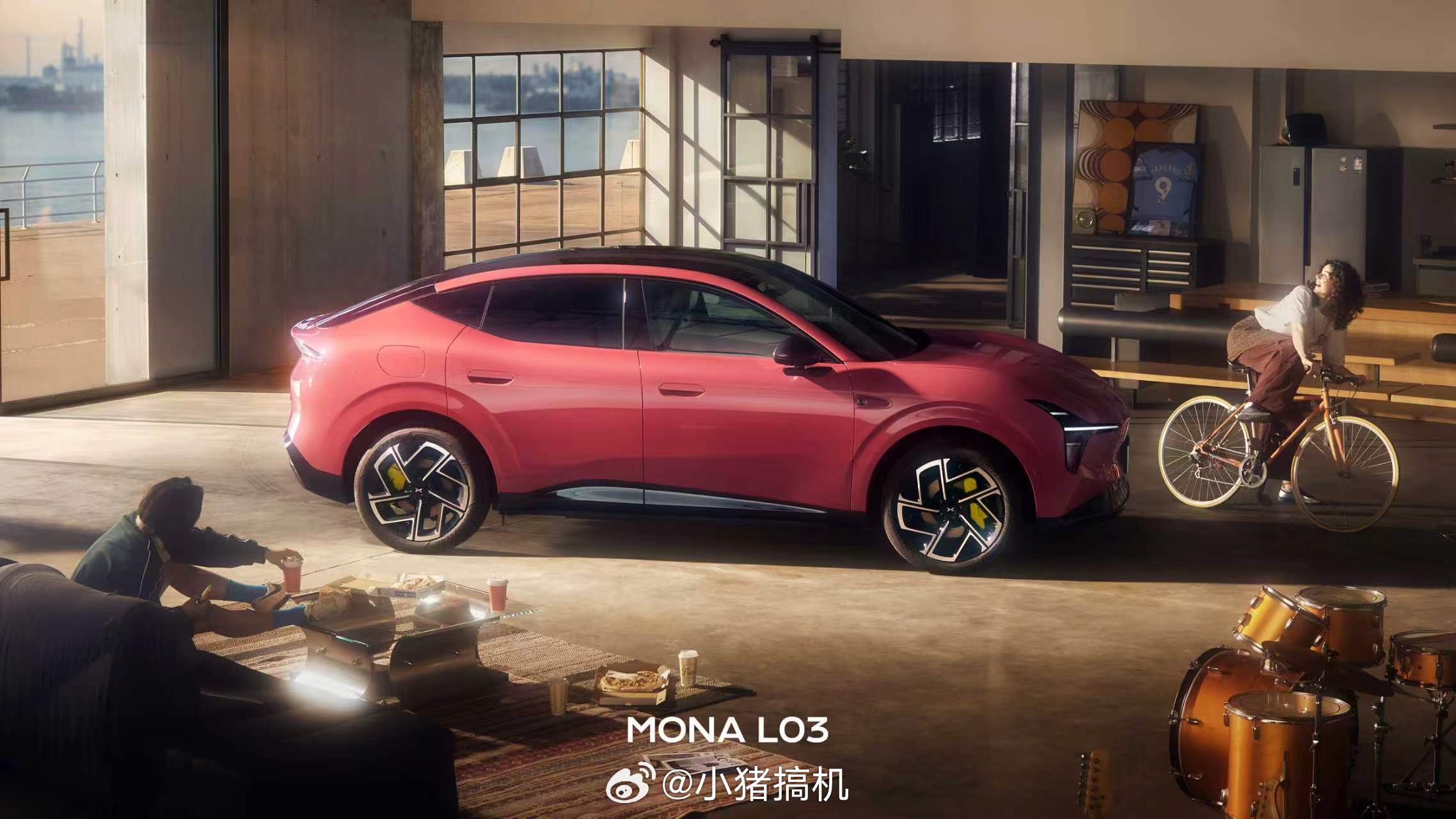 小鹏MONAL03新车色太好看了 小鹏MONA L0这个乌梅子酱色真好看，不愧是