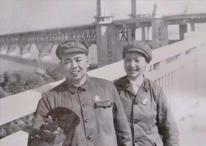 新婚之夜，37岁的许世友对着她19岁的新婚妻子说了一句话，而后他突然快速拔枪对准