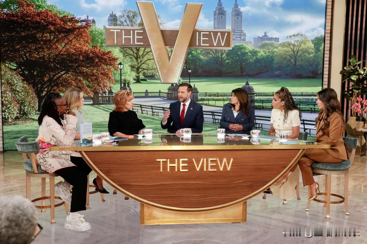 万斯做客《The View》节目。
白宫快速反应47账号在X上写道：“为我们的副
