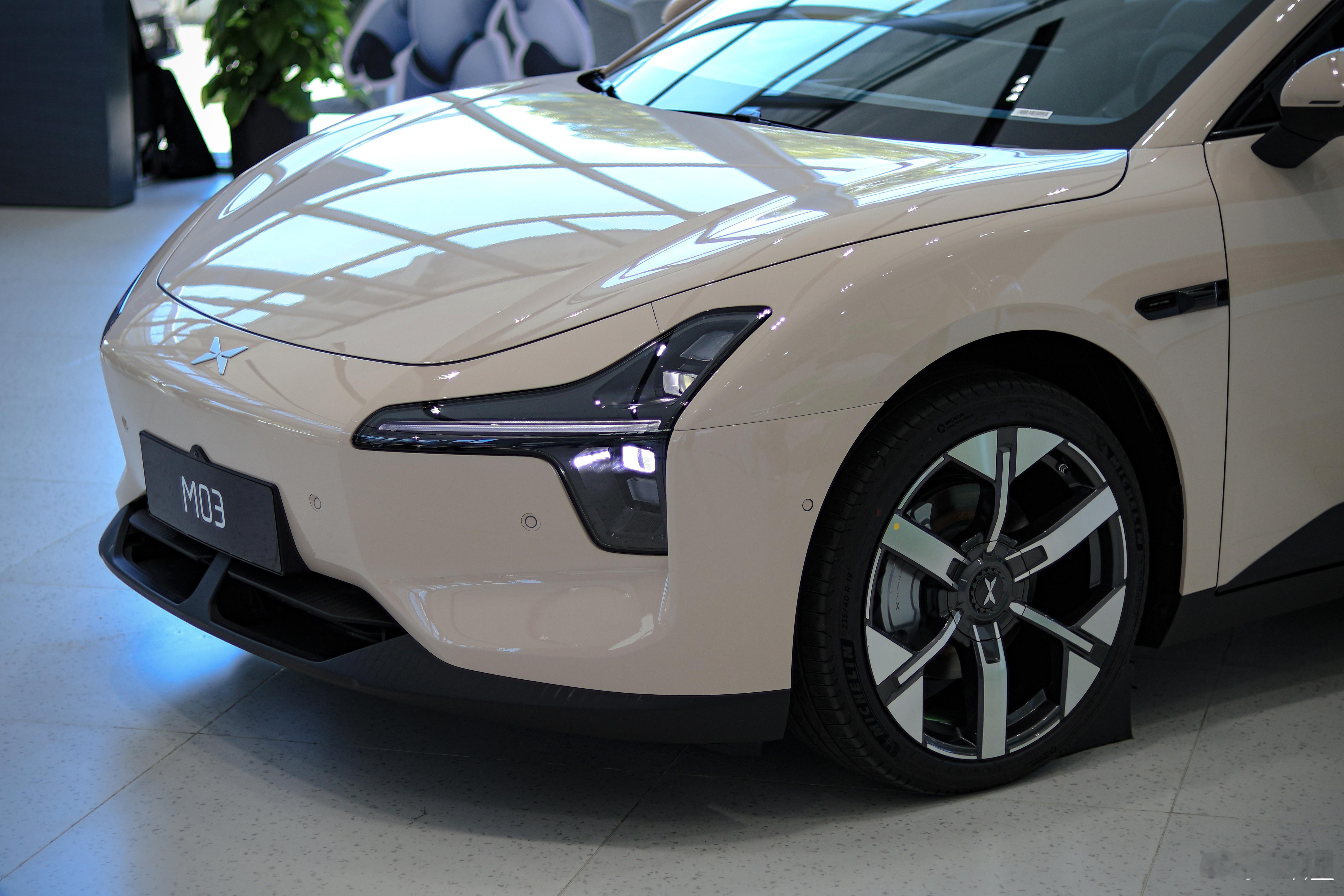 昨天拍小鹏MONA M03到店的视频相机里还剩了一点边角料发出来给大家看一下可以