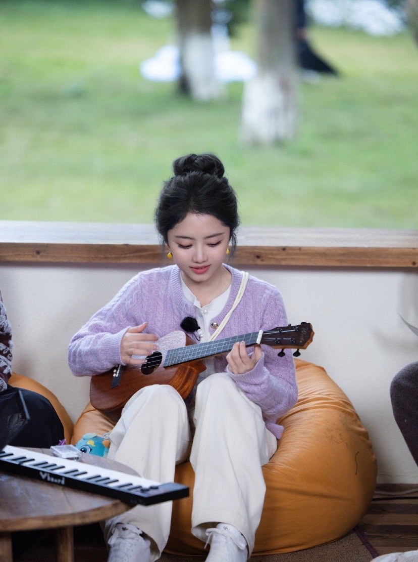 谁懂啊！又被松韵的松弛感戳中了🥹浅紫毛衣+丸子头，低头弹尤克里里的样子，像从漫