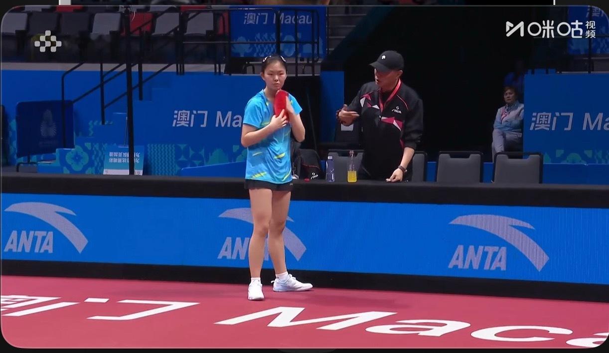 姚睿轩3-2姜依依姚睿轩领衣服的时候衣服领小两个码裤子要领大一个码 