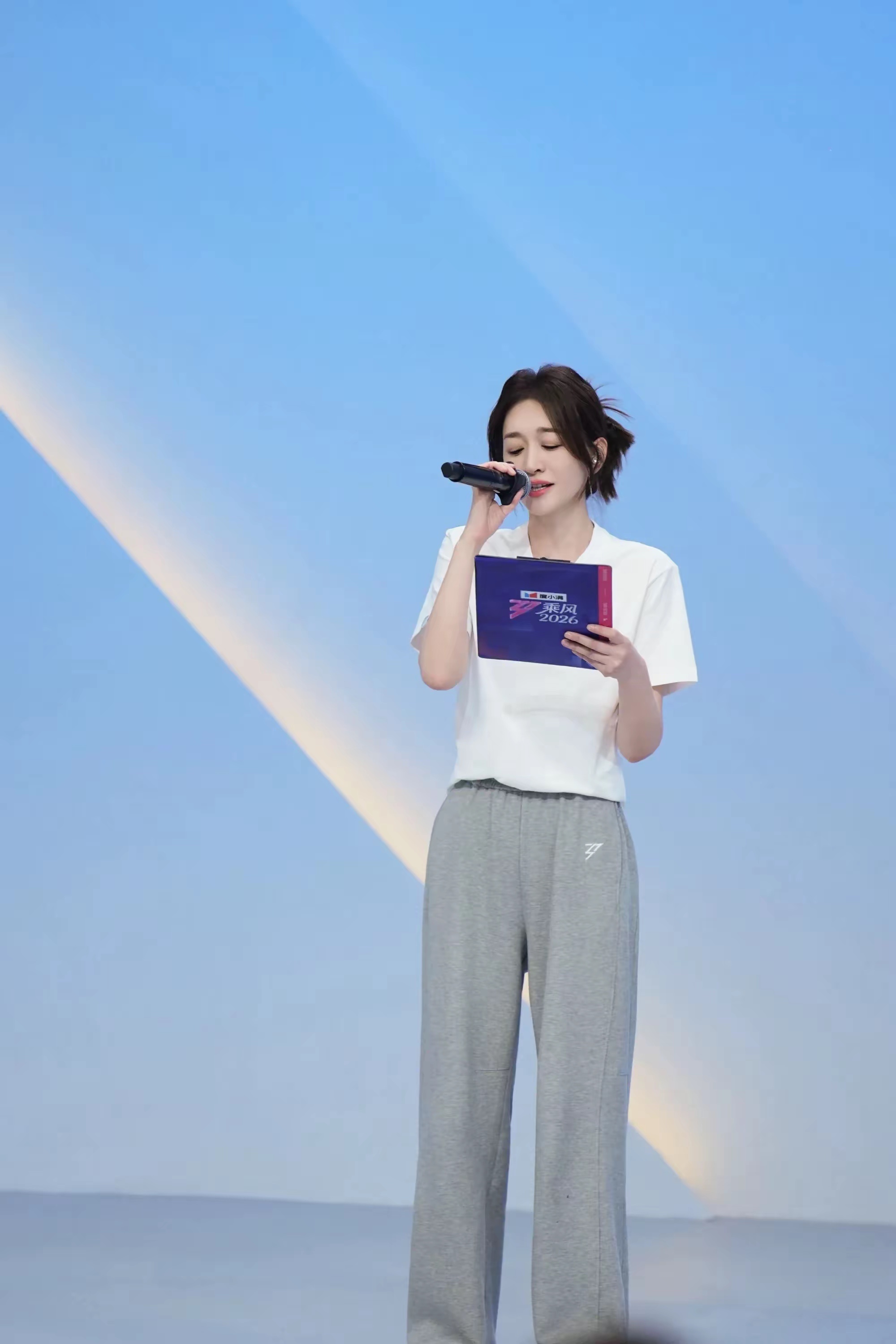 李小冉哪里像50岁的，就算没有大浓妆只穿着日常的衣服也很美！ 