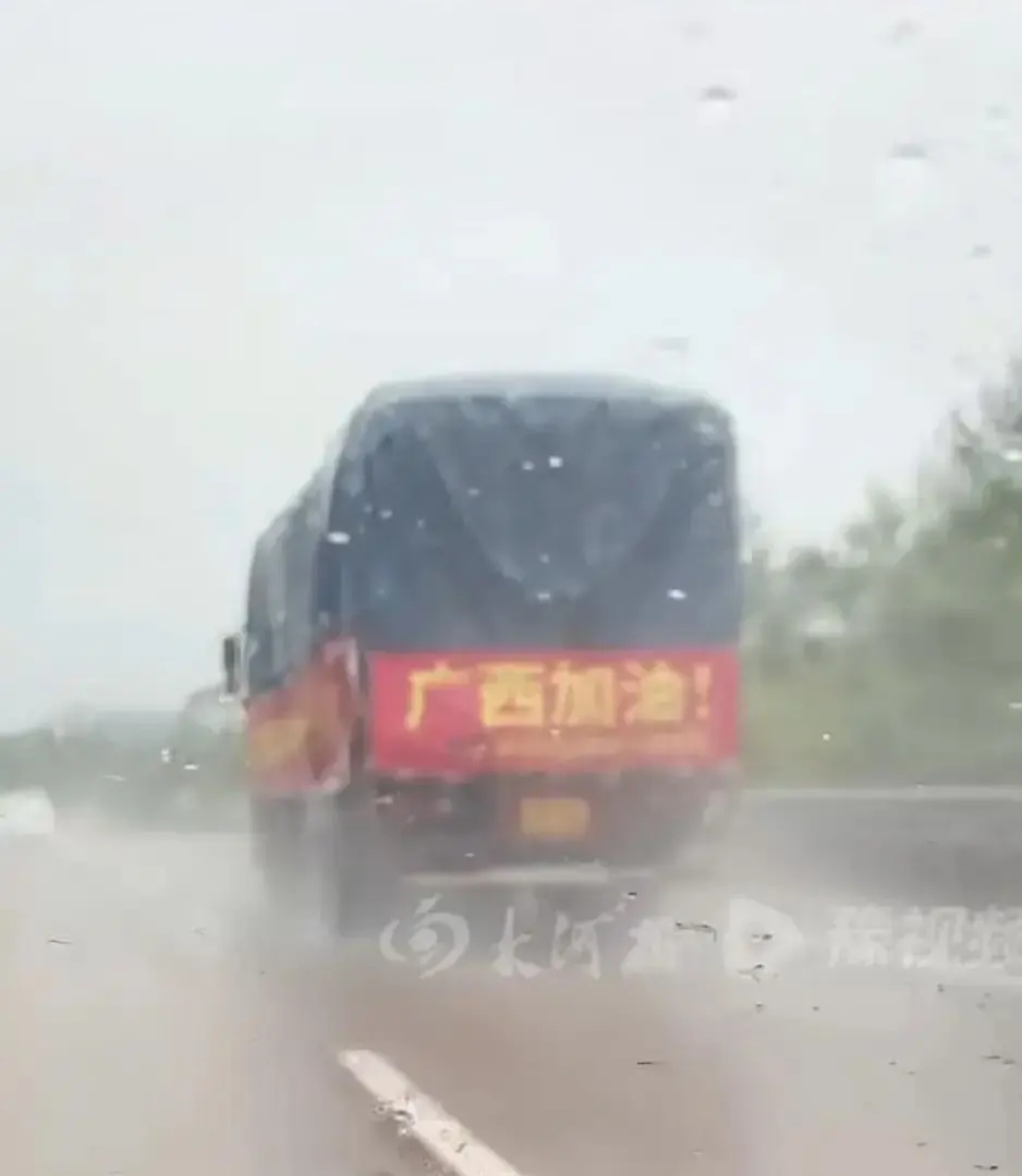 连日强降雨引发广西大范围洪涝，河南多支应急队伍星夜奔赴灾区，民间志愿者更是驱车一