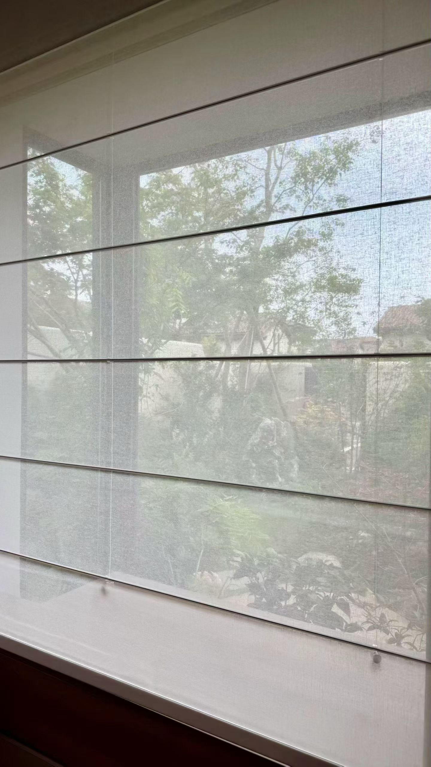 根据窗框景色搭配不同窗帘款式。 