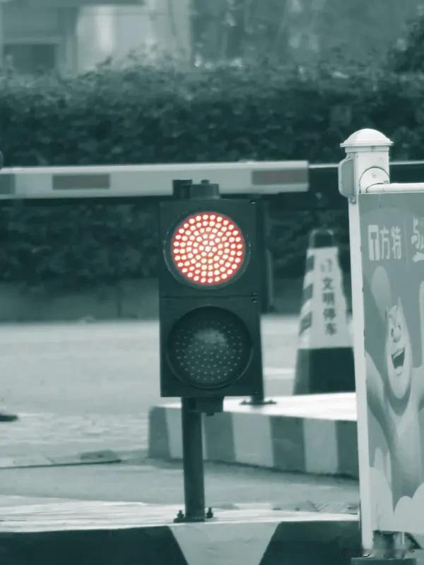 《七律*过年啦》乐韵诗心原创诗词:
红灯高挂映门庭，
爆竹轰鸣彻夜红。
瑞雪纷飞