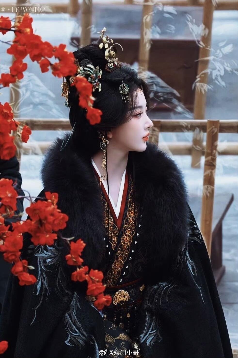 孔雪儿撑伞又出神图 雪天撑伞的孔雪儿，又贡献一堆神图！《昭阳公主》路透把她的美拍