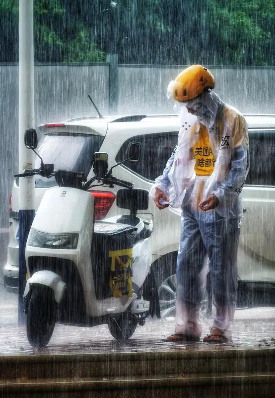 大雨天外卖员超时送餐，我不会给差评。大雨倾盆时，路况复杂，积水、视线差、刹车距离