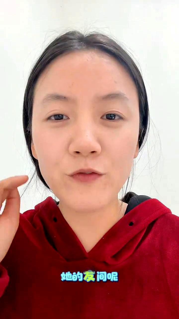 杨紫最近真的有在积极的营业。
 

她新放出的物料里，直接穿上了一件白衬衫配棕色