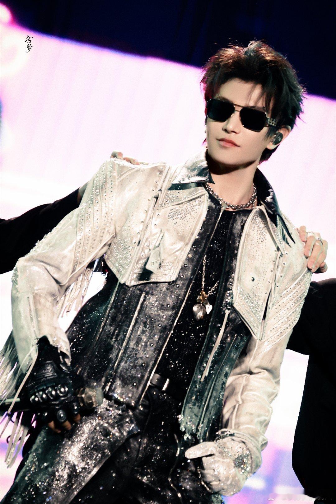 dyx 风行过万里 月沉没海底 我遇见了世界上的一切 却只喜欢你