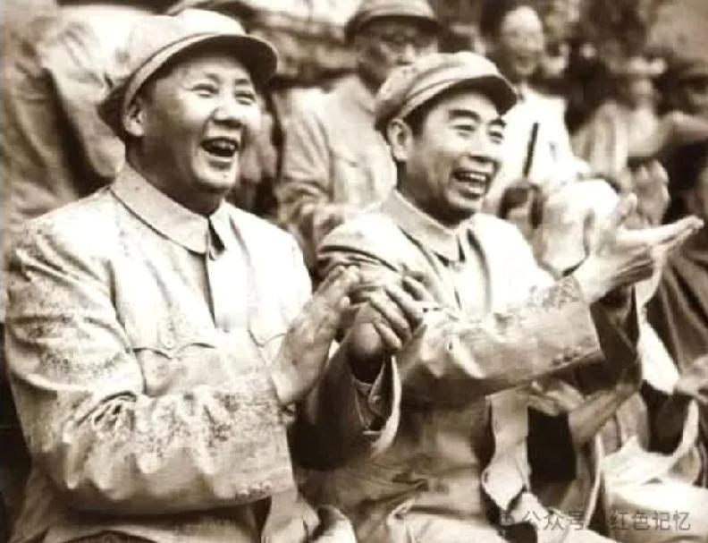 这是一张珍贵且稀少的影像资料，拍摄于1952年。
      两位伟人在北京市先