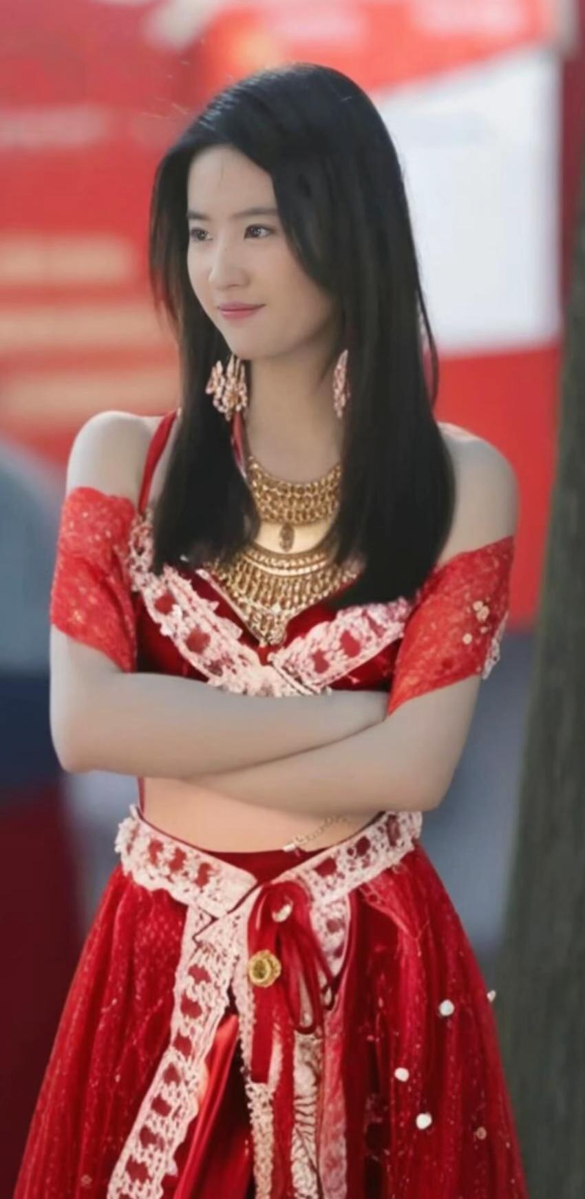 翻到刘亦菲不同年龄穿同一条裙子的旧素材，才懂什么叫老天爷追着喂饭吃。
2017年