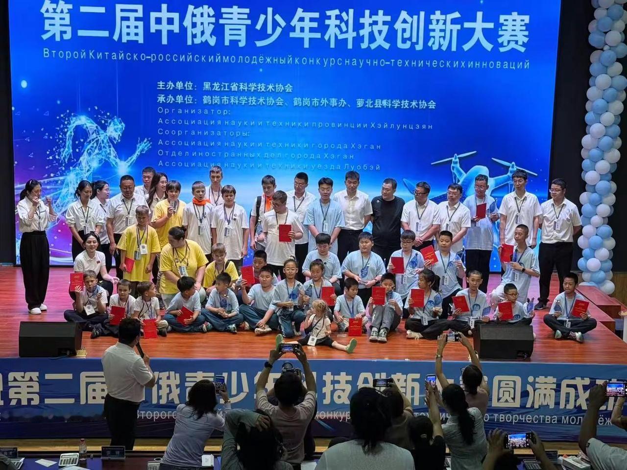 恭喜王柏人同学，在第二届中俄青少年科技创新大赛中获得二等奖[庆祝][庆祝][庆祝