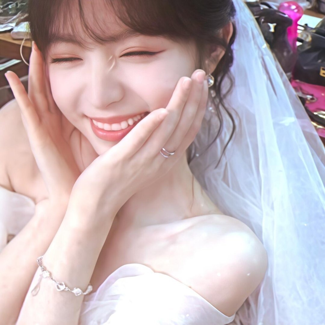 田曦薇你要嫁给我吗 田曦薇婚纱造型也太美了吧！后面的蝴蝶结像两只小猫耳朵，和她本