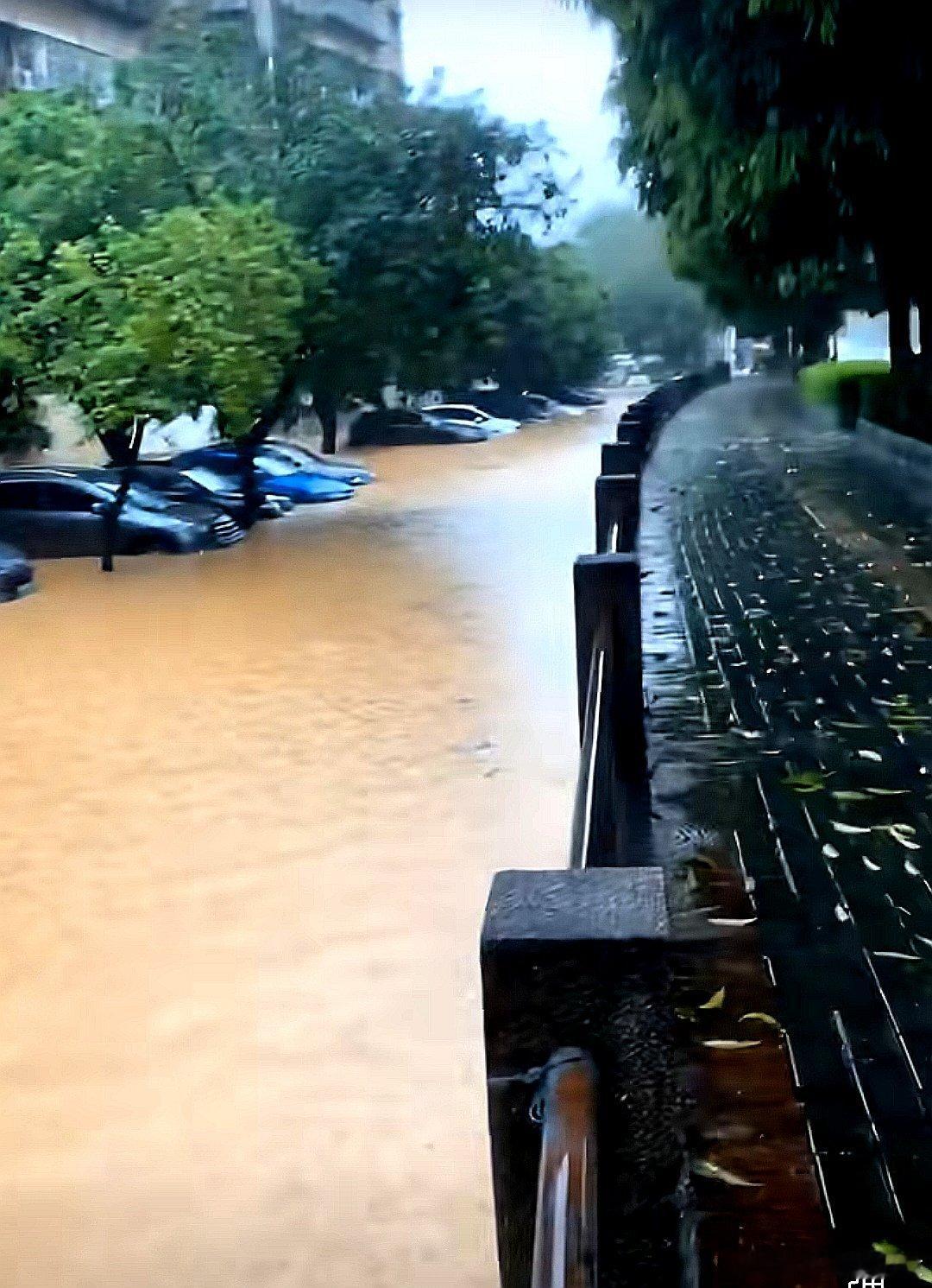 一场暴雨，水浸街 