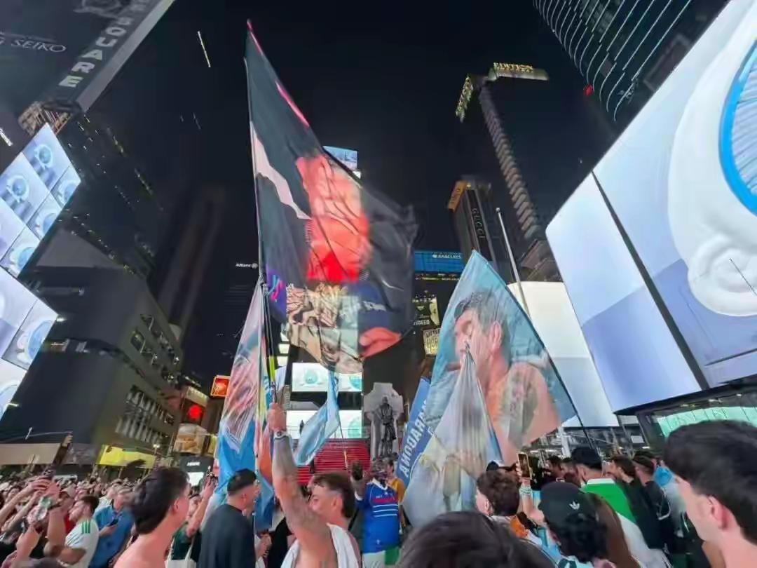 越是这样的狂欢时刻，越容易引发各种类型犯罪。尤其是球迷本就是一个容易冲动的群体，