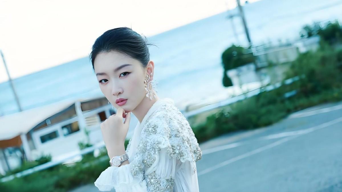 看了周冬雨釜山一夜，才知道她的“本性”。

娱乐圈恐怕还挑不出第二个人，能和周冬