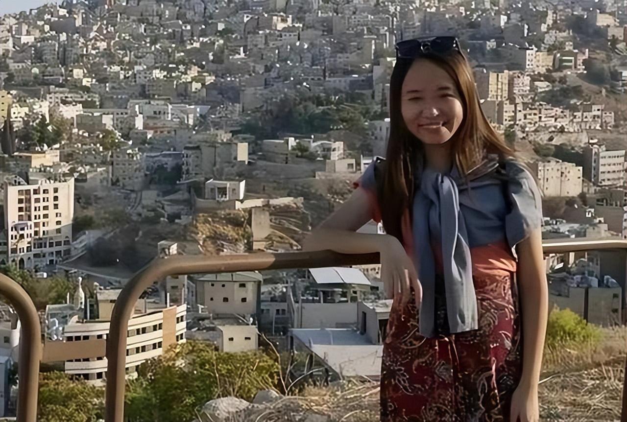 2022年，乱港分子何依琼，决定从香港移居至英国。然而，仅在抵达英国之后仅过了半