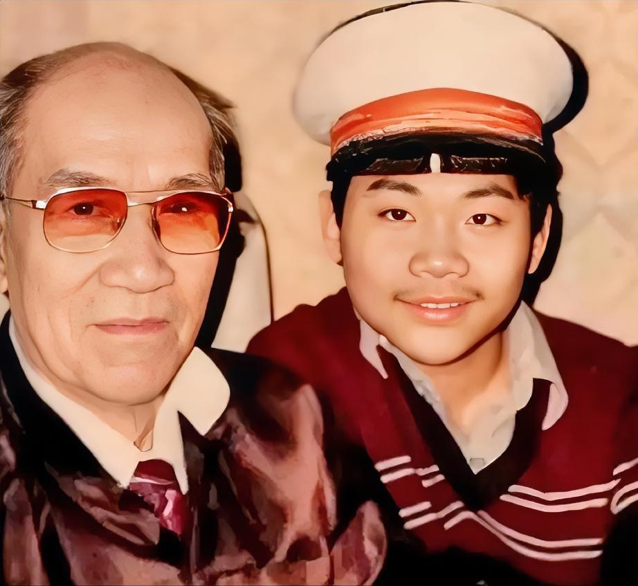 这是90年代侯宝林跟他的晚辈的一张合影，侯宝林是那个年代真正的知名相声表演艺术家