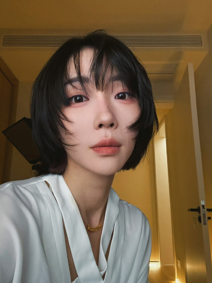 刘恋怎么参加晚会还要给观众背调刘恋参加晚会居然要给观众背调，这认真态度没谁了。她