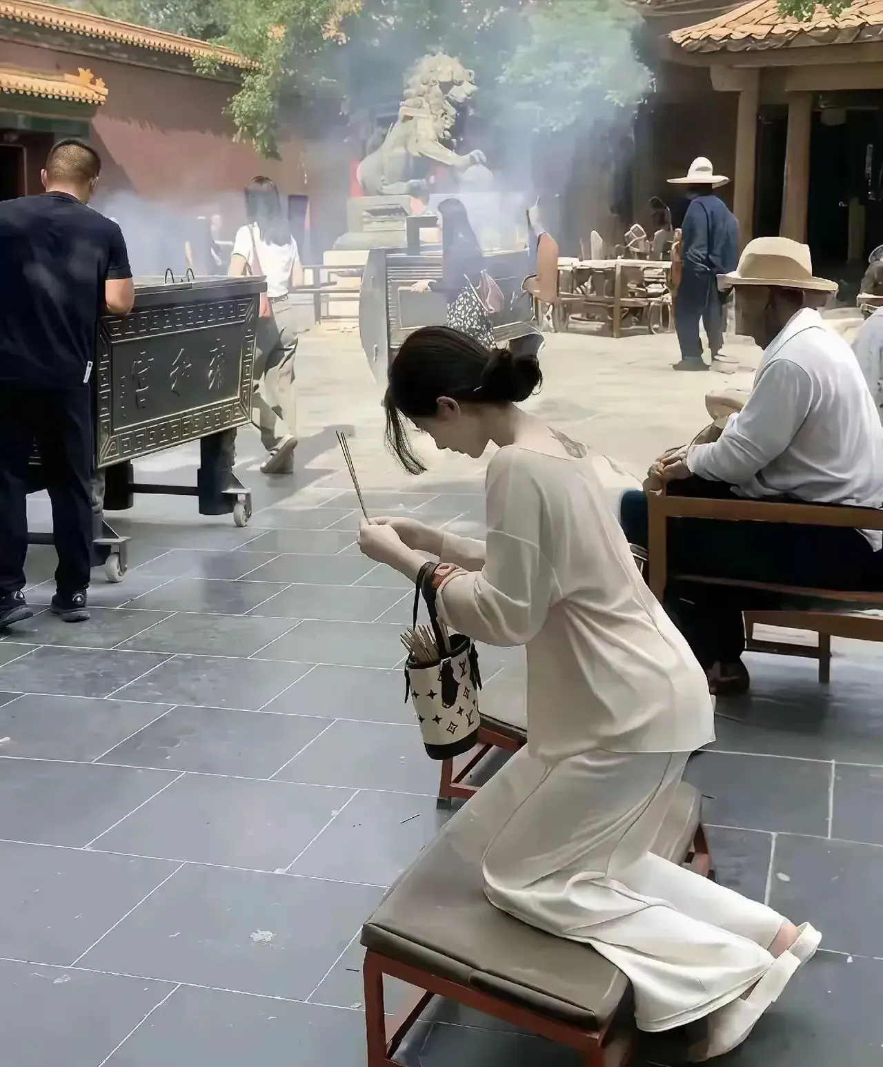 她都提着LV了还求什么？ 