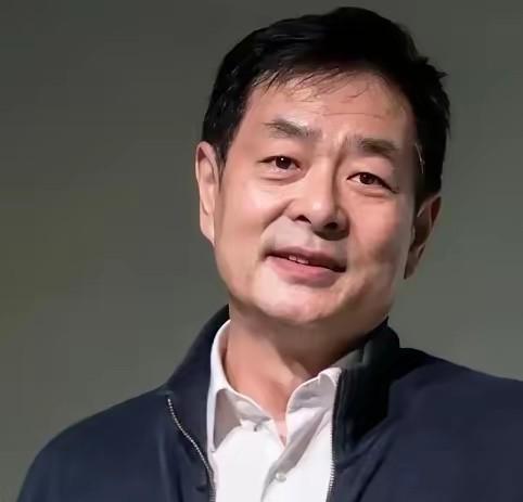 凌晨1点的北京，72岁的濮存昕在北京的老旧家属院里，用一根布绳将自己和94岁患阿