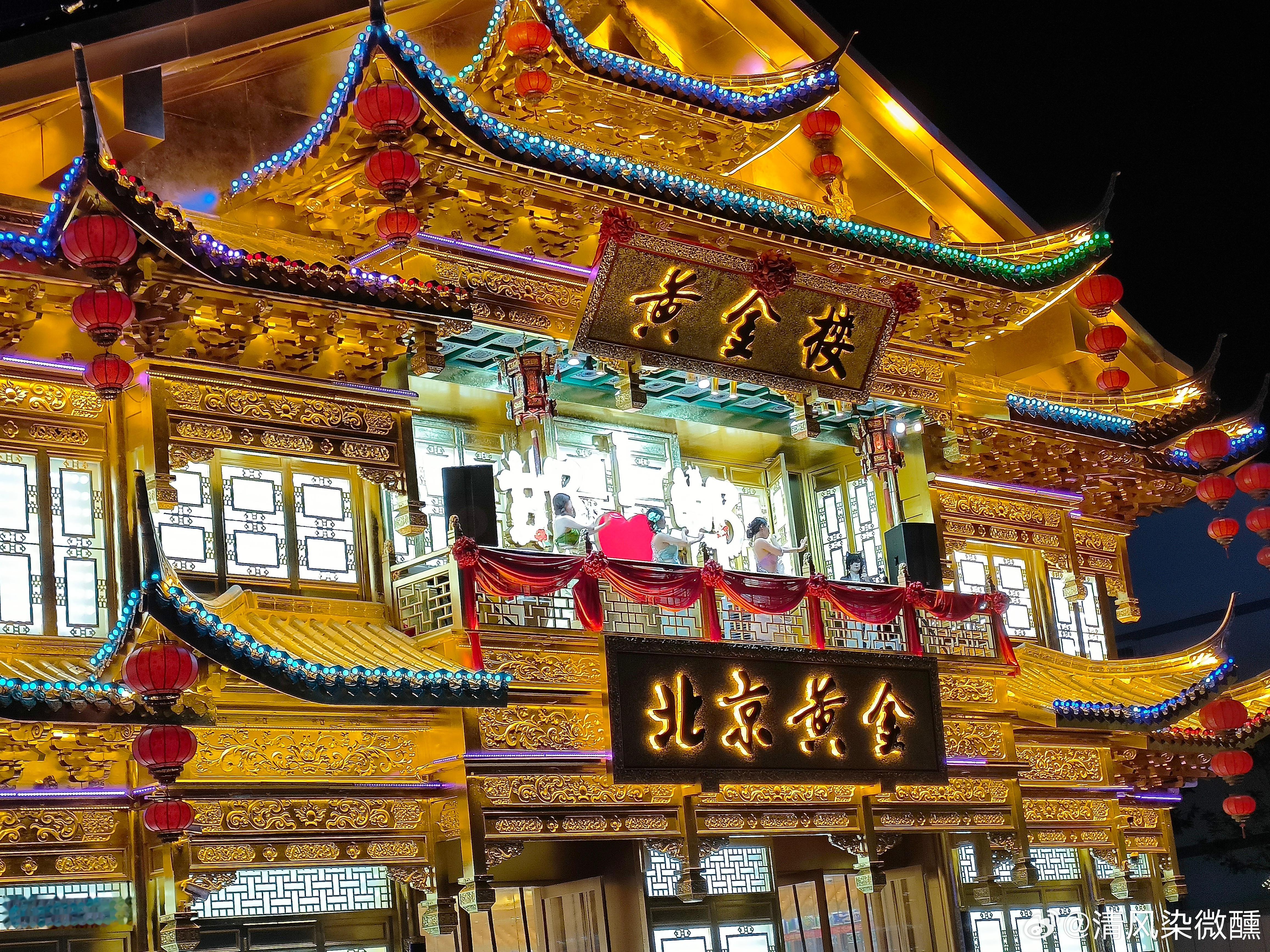 夜晚的黄金楼更璀璨，并且几乎每晚都会有节目，现场气氛真的很燃！ 