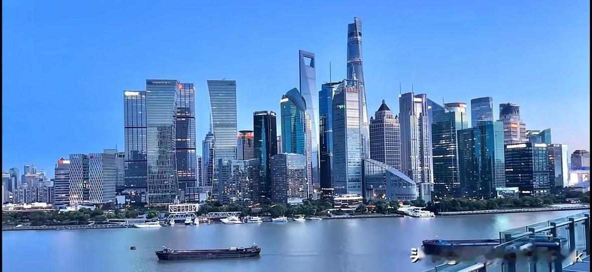 说上海最大的特点，我觉得是把“天时地利人和”焊在了城市基因里。
作为长三角冲积平