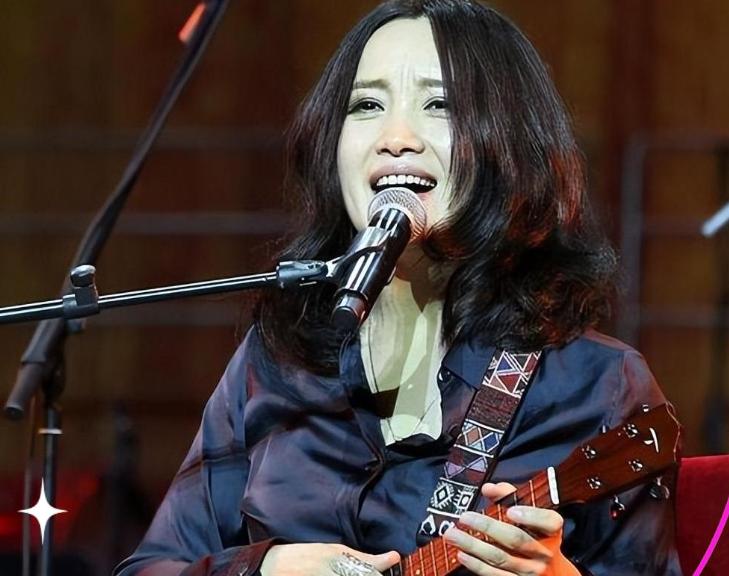 她曾6登春晚，与恩师同居后怀孕，被骗流产，如今57岁仍孑然一身，却活得清醒又硬气
