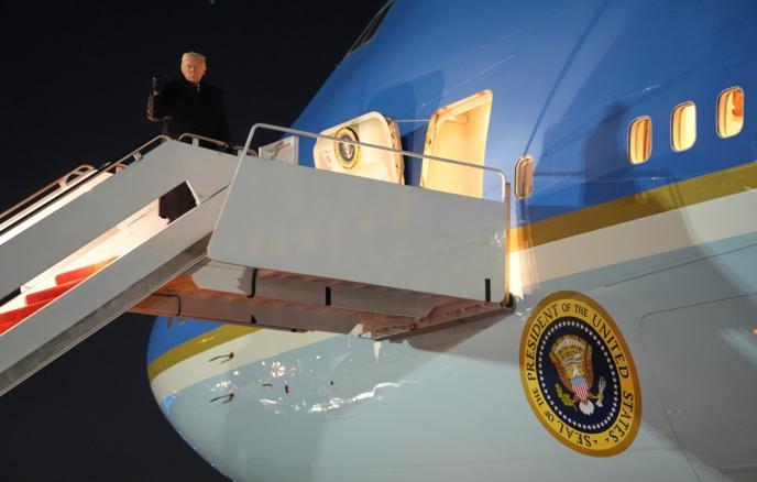 美国总统专机飞往达沃斯出现故障返航！
美国总统专机按计划飞往达沃斯，在发现电气设