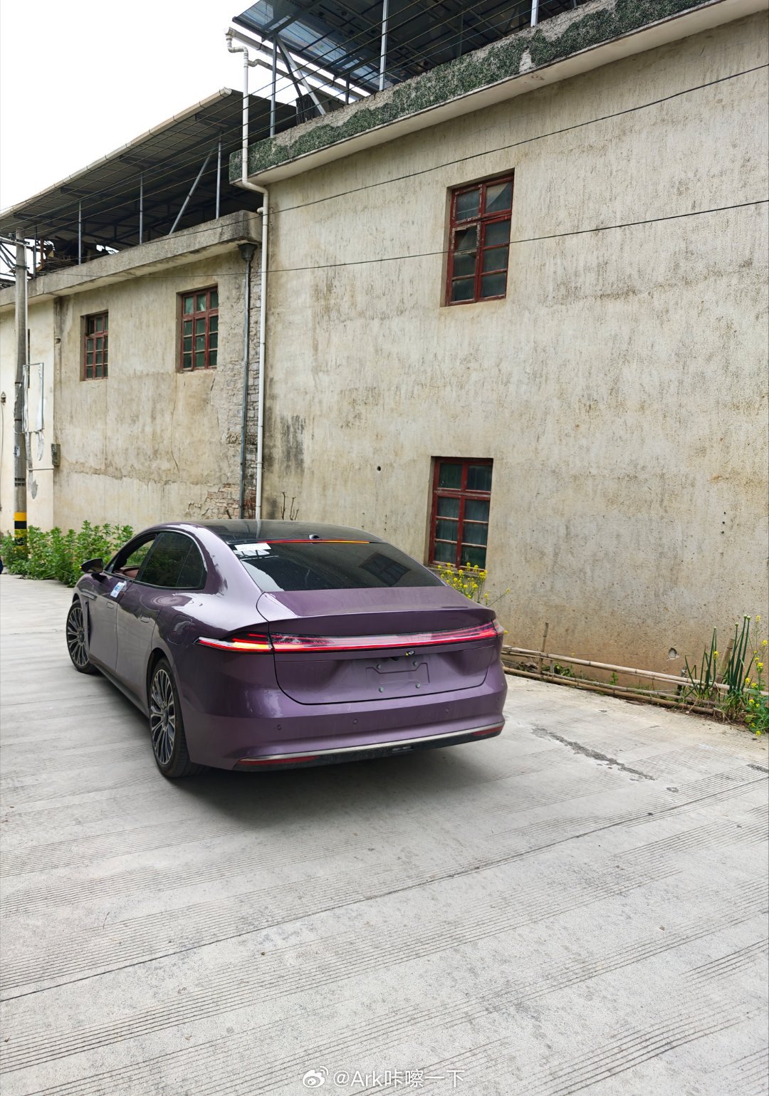 在新安江边上看到一个小哥开着广汽昊铂A800的测试车来玩了，副驾貌似坐着对象，这